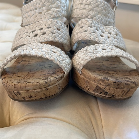 Size 4 - Youth Wedge Sandals - Picture 3 of 9